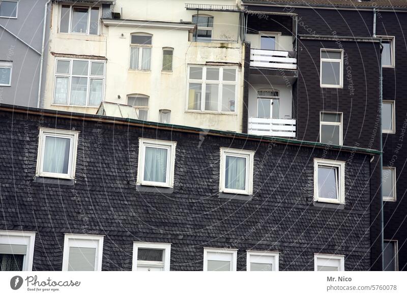 Wohnraum wohnen nachbarschaft hinterhaus fenster mietshaus wohngebiet Wohnhaus Mietshaus Gebäude Stadt Mehrfamilienhaus Hinterhof Fassade Altbau Wohnkomplex