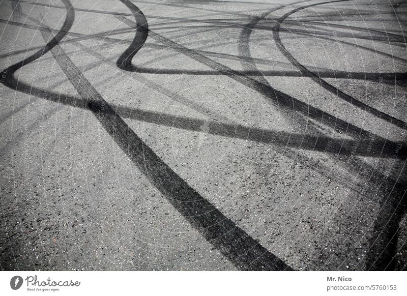 ganz schön abgefahren I gib gummi II Asphalt Reifenspuren Bremsspur Straße durcheinander Spuren Notbremsung extremes Fahren grau Bodenbelag Wege & Pfade