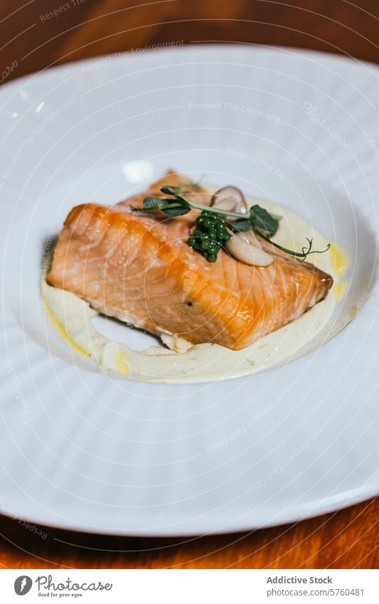 Ein wunderschön pochiertes Lachsfilet ruht auf einer cremigen Unterlage, elegant garniert mit Kaviar und frischen Kräutern auf einem weißen Teller Garnierung