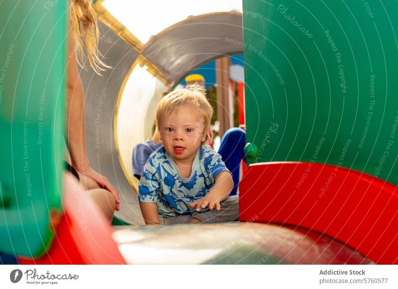 Fröhlicher Familienmoment mit einem Kind mit besonderen Bedürfnissen auf einem Spielplatz Down-Syndrom Einschluss Vielfalt besondere Bedürfnisse Spielzeit