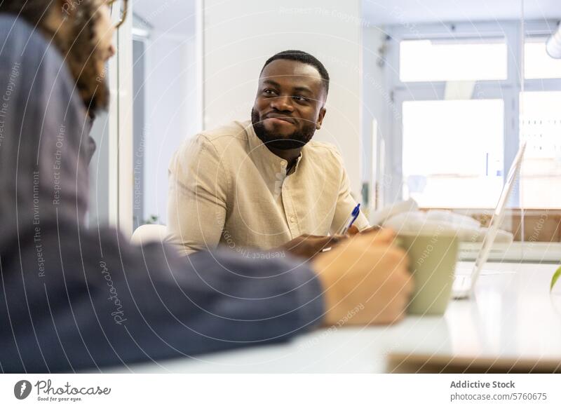 Gemeinsame Bürobesprechung zwischen Kollegen Sitzung Zusammenarbeit professionell Besprechung Mitarbeiterin schwarz Mann Schreibstift Beteiligung Engagement