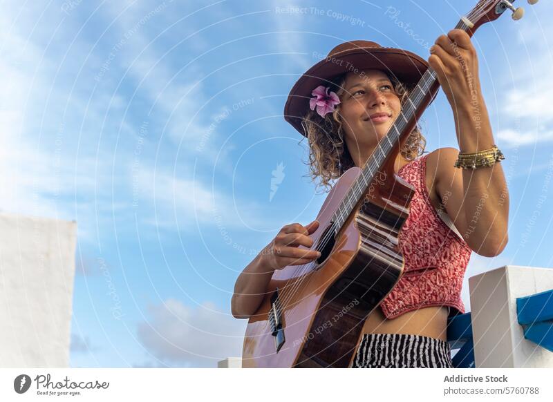 Musikerin spielt Gitarre im Freien in städtischer Umgebung Frau Spielen Straße urban Kultur Leidenschaft Hut Blume Behaarung Leistung künstlerisch Hobby