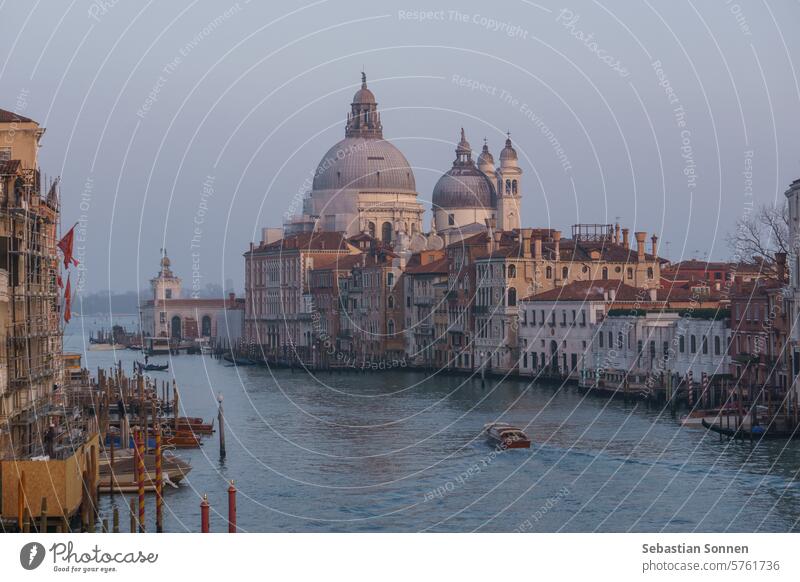 Blick auf den Canal Grande und die Basilika Santa Maria della Salute von der Rialto-Brücke aus an einem dunstigen Winterabend, Venedig, Venetien, Italien Europa