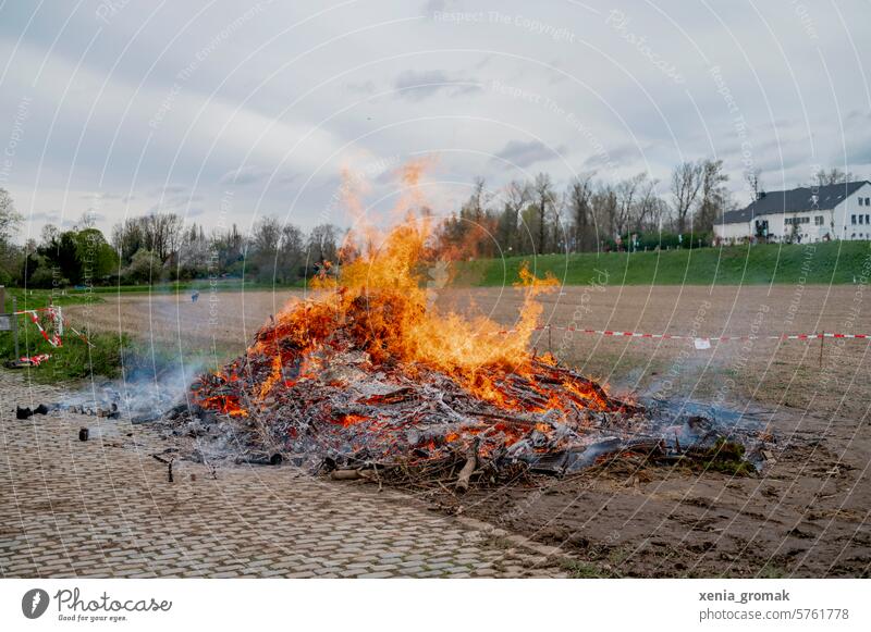 Osterfeuer Feuer brennen Außenaufnahme heiß Farbfoto Holz Brand glühen orange gefährlich Wärme Glut Energie verbrennen Feuerstelle Flamme Brennholz