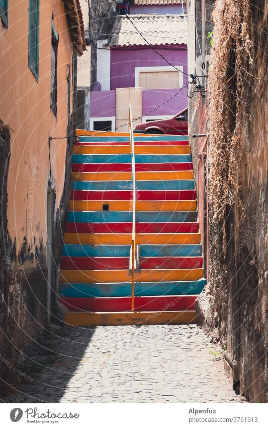 bunte Gegend Treppe Aufstieg Abstieg aufwärts abwärts treppe haus wohnen Wohngebiet aufstieg abstieg menschenleer stufe stufen treppenstufe wand Fassade