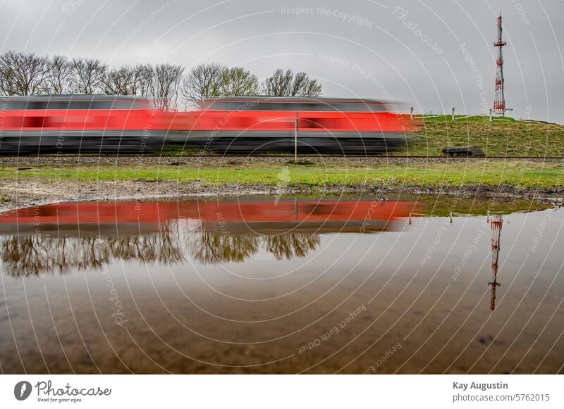 Spiegel-Effekt Wasserspiegelung Pfütze Regenpfütze Pfützen Fotografie Bahn Pfützenfoto Zugverkehr Bahnstrecke Wasseroberfläche Pfützen-Sensor Natur Reflextion