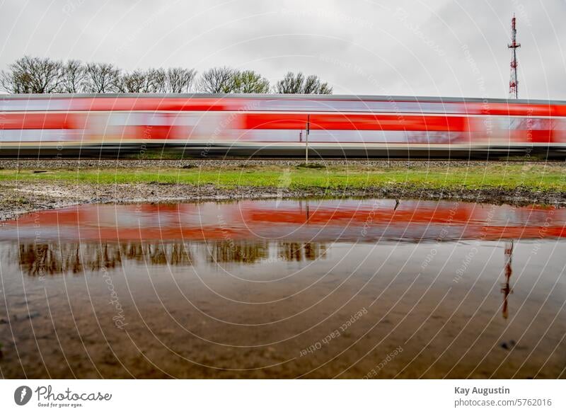 Spiegel-Effekt Farbfoto Außenaufnahme Experiment Menschenleer Wasserspiegelung Pfütze Regenpfütze Pfützen Fotografie Bahn Pfützenfoto Zugverkehr Bahnstrecke