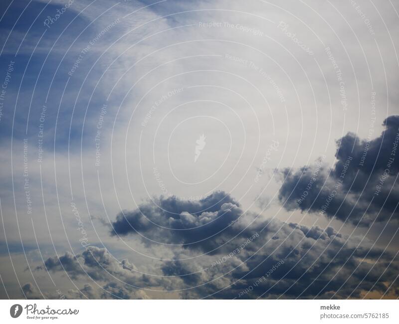 Wetterumschwung Wolken Himmel Sonnenlicht Sommer schön bedrohlich Wolkenlücke Lücke Schönes Wetter Durchscheinen aufklaren dunkel durcheinander spektakulär