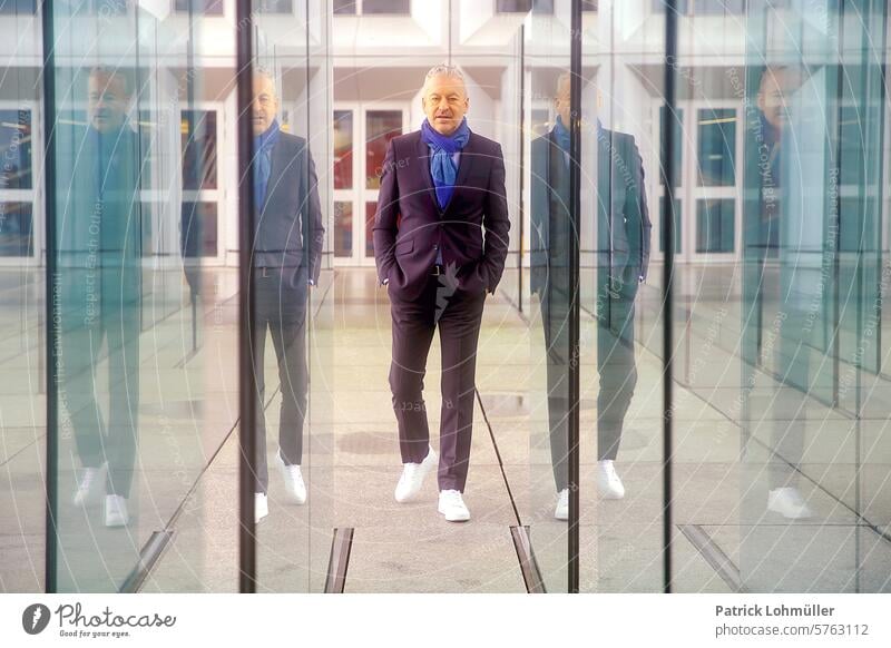 Businessman mann mensch person portrait business geschäftsmann grande arche La Défense anzug lässig cool modern Lifestyle gutaussehend professionell Exekutive