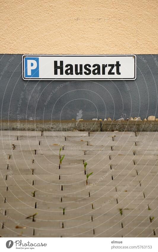 Schild - P Hausarzt - am grauen Sockel eines Gebäudes / Patientenparkplatz Parkplatz reserviert Ausnahmegenehmigung Hausarztparkplatz Schilder & Markierungen