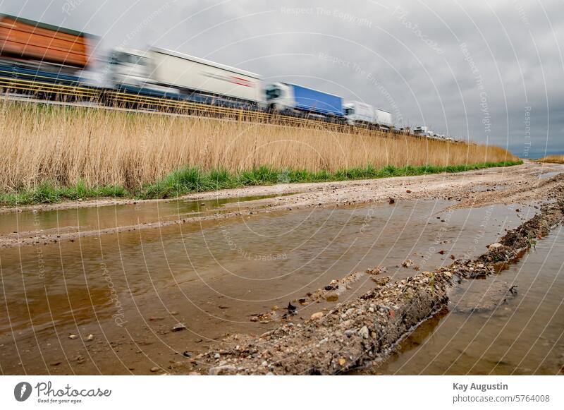 Zugverkehr Feldweg Transport Landwirtschaft Landschaft Wetter Spiegel-Effekt Wasserspiegelung Pfütze Regenpfütze Pfützen Fotografie Bahn Bahnstrecke