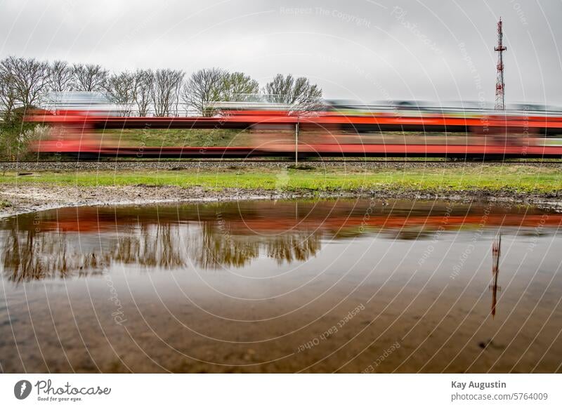 Zugverkehr Verkehr Transport Spiegel-Effekt Wasserspiegelung Pfütze Regenpfütze Pfützen Fotografie Bahn Bahnstrecke Wasseroberfläche Pfützen-Sensor Natur