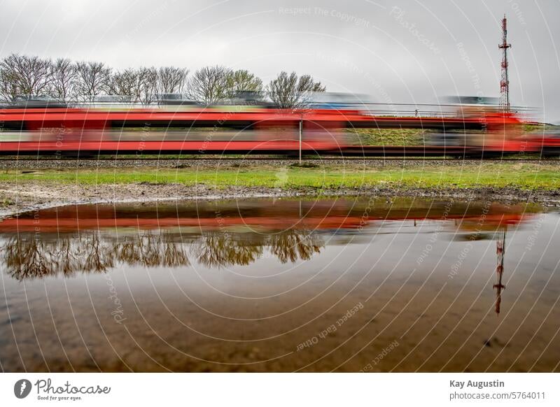 Spiegel-Effekt Wasserspiegelung Pfütze Regenpfütze Pfützen Fotografie Bahn Zugverbindung Zugverkehr Bahnstrecke Wasseroberfläche Pfützen-Sensor Natur Reflexion