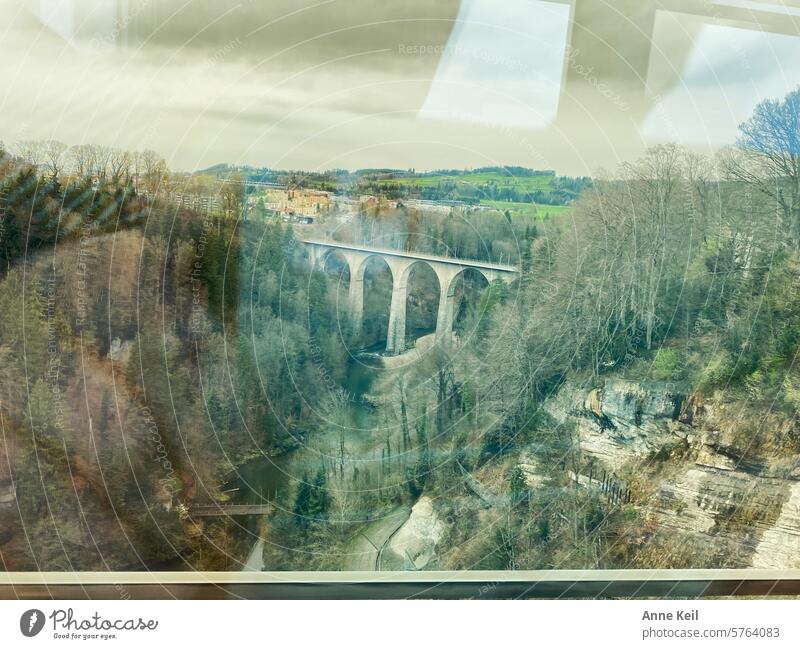 Aus dem Zugfenster Eisenbahn Bahnfahren Öffentlicher Personennahverkehr Schienenfahrzeug Viadukt Spiegelung Ausblicke Brücke Farbfoto Außenaufnahme