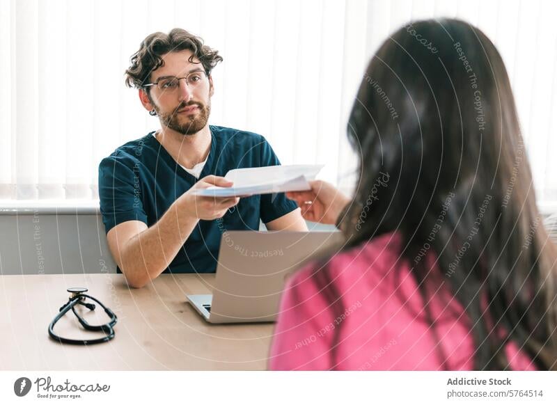 In einer Klinik ist ein Arzt zu sehen, der einem Patienten wichtige medizinische Unterlagen aushändigt, was den Prozess der kollaborativen Pflege verdeutlicht