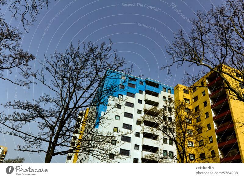 Mehrfamilienhaus architektur berlin city deutschland fassade fenster froschperspektive gebäude hauptstadt himmel hochhaus innenstadt kiez leben licht modern