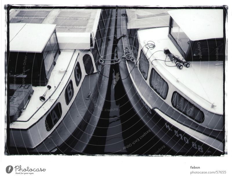 HAMBURGS GESCHWISTER Wasserfahrzeug schwarz weiß boat Fluss river Hamburg water black white