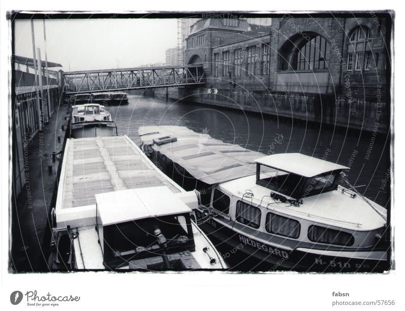 HAMBURGS GESCHWISTER II Wasserfahrzeug schwarz weiß Wasserrinne Fahrwasser Meer Hafen Fluss Bach boat river Hamburg water black white