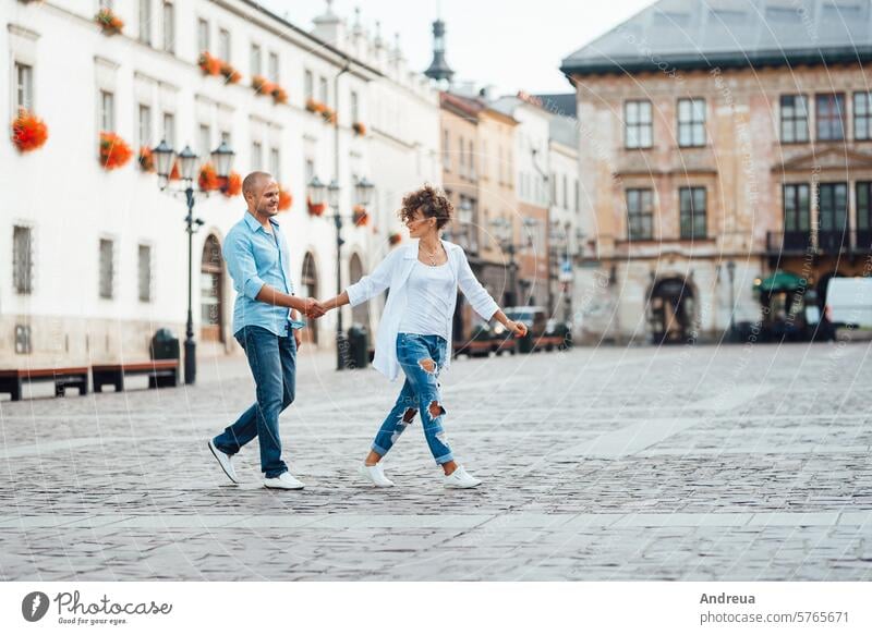 Kerl und ein Mädchen glücklich gehen am Morgen auf den leeren Straßen jung Typ Frisur braun allein Stein Wände alt modisch Europa Freude Zählen Gefühle Brille