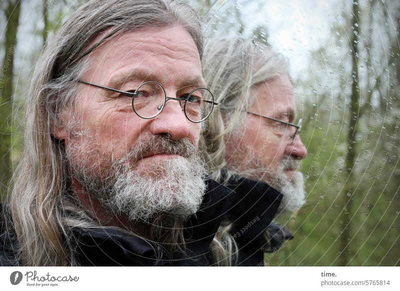 Doppelstratege Mann Portrait Brille langhaarig Vollbart Wald skeptisch ernst Blick in die Kamera Jacke kalt Regentropfen zwei Reflexion & Spiegelung