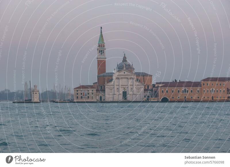 Kirche San Giorgio Maggiore an einem dunstigen Winterabend, Venedig, Venetien, Italien Turm Architektur venezianisch Campanile historisch Wahrzeichen reisen