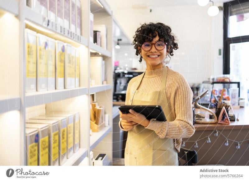 Kleingewerbetreibender nutzt Tablet im Boutique-Laden Kleinunternehmen Besitzer Werkstatt Frau Tablette Browsen digital Technik & Technologie Unternehmer