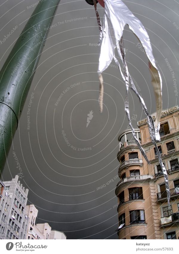 Wetterkrieg in Madrid Fahne schlechtes Wetter dunkel Spanien dramatisch wehen Haus Laterne Wolken Straße