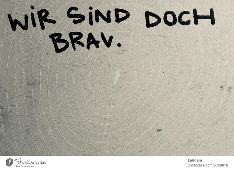 Wir sind doch brav. Beteuerung Versprechen artig lieb lieb sein brav sein artig sein Schrift Aussage statement Buchstaben Graffiti Mitteilung Kommunikation