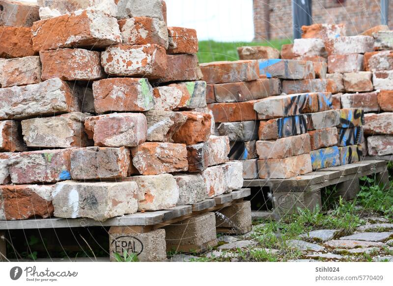 jede Menge recycelte Ziegel auf Paletten Ziegelstein Backstein recycling Baustoff historisch Europalette PAlette Stein ziegelrot Kopfsteinpflaster BAustelle