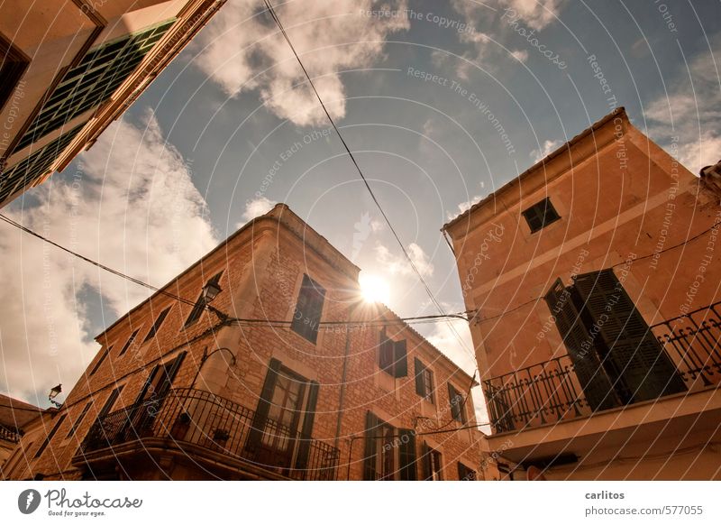 Im Süden nichts Neues Luft Himmel Sonne Sonnenlicht Sommer Schönes Wetter Wärme Stadtzentrum Altstadt Haus Gebäude Mauer Wand Fassade Balkon Fenster Tür