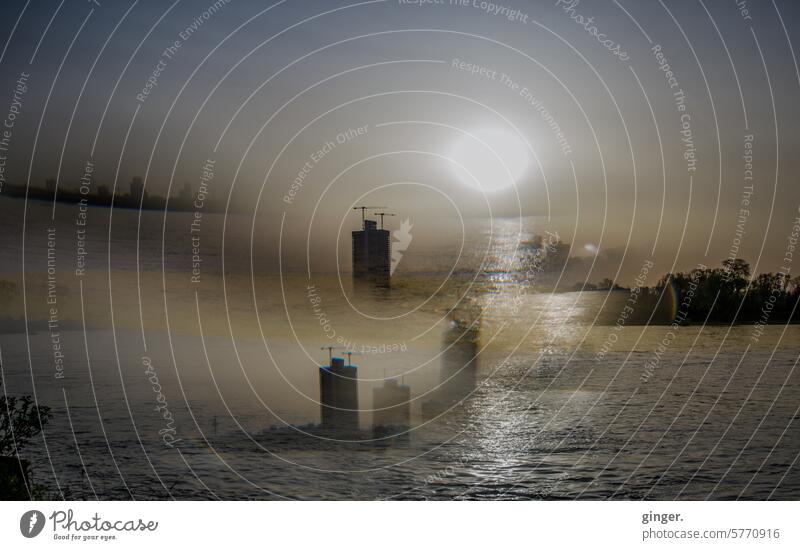 Köln im und überm Rhein - Prismen-Fotografie Fluss fließen Gebäude Häuser Sonne Sonnen Sonnenuntergang Wasser Himmel Wolken Licht Stadt blau grau beige ocker