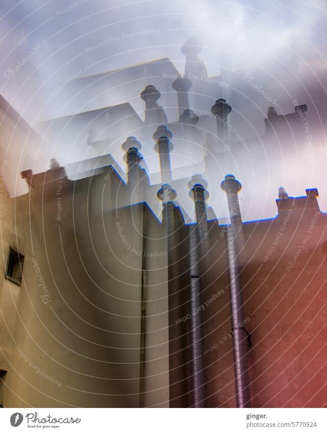 Innenhof - Jetzt flippt er völlig aus - Prismen-Fotografie Schornsteine Außenaufnahme Himmel Menschenleer irreal unwirklich Lensbaby Omni Filter System abstrakt