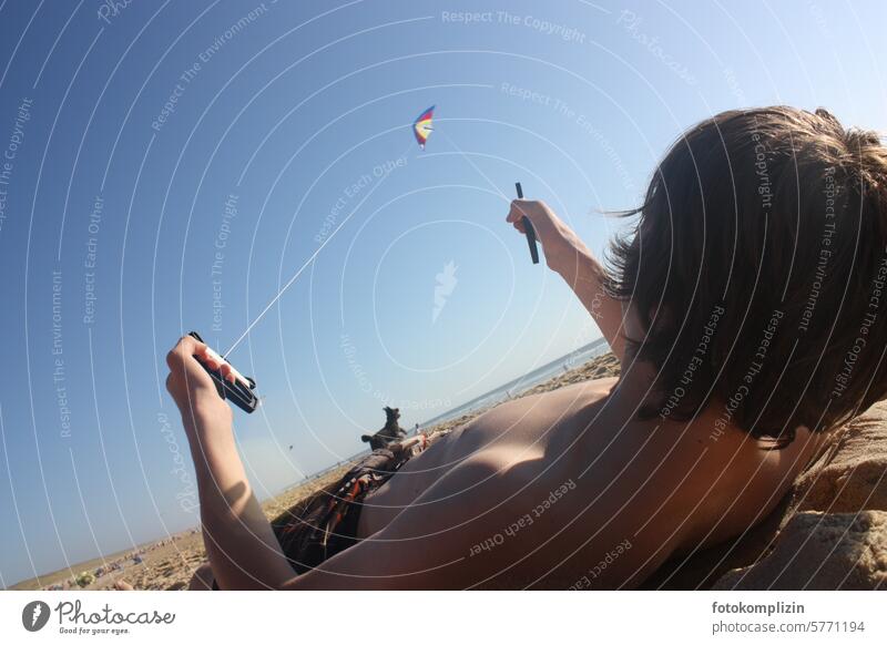 Junge spielt mit Hund und Drache am Strand Kind Spass Spiel drachensteigen Drachen steigen lassen Spielen Lenkdrachen Freude Urlaub Ferien Spaß jagen