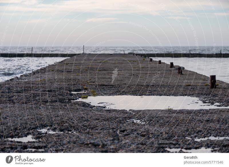 Yachthafen am Meer ohne Menschen in der Ukraine abstrakt aqua Hintergrund Bucht blanko blau Blauer Hintergrund Blaues Meer Blauwasser hell abschließen Küste