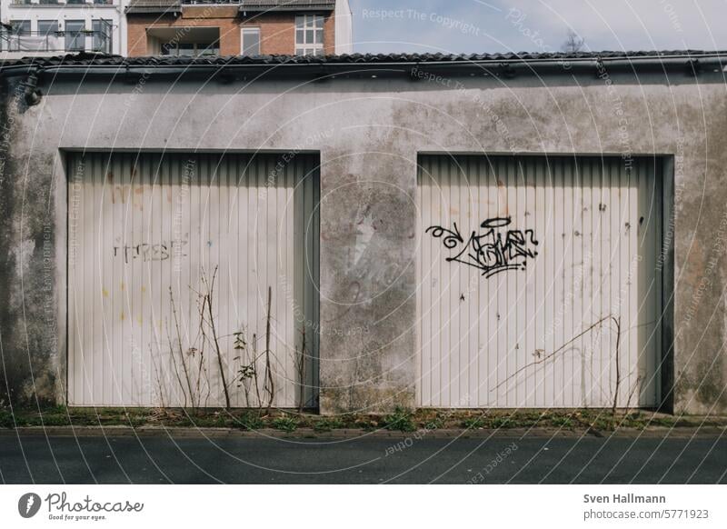 Garagen in der Stadt Garagentor trist Tor geschlossen Menschenleer Einfahrt Ausfahrt Gebäude Architektur parken Garagentore Außenaufnahme Wand alt Mauer