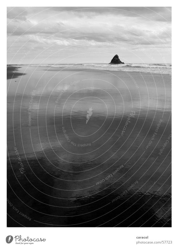 Wai Karekare Strand Ebbe Meer Reflexion & Spiegelung schwarz weiß Wolken Unwetter Sturm Leidenschaft trist trüb ruhig Ferne Einsamkeit leer Flut Himmel sea