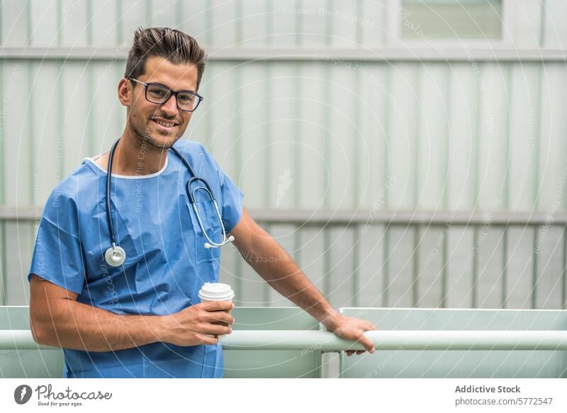 Fröhlicher Arzt beim Kaffeetrinken Pause Pflege Klinik Selbstvertrauen Textfreiraum emotional gutaussehend Glück Gesundheitswesen freudig in die Kamera schauen