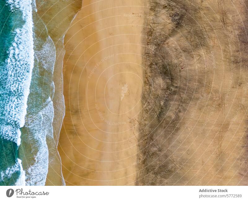 Luftaufnahme von Wellen, die auf den Sandstrand von Fuerteventura treffen Antenne Strand Cofete Costa Calma Meer MEER Küstenlinie Ufer Natur Landschaft golden