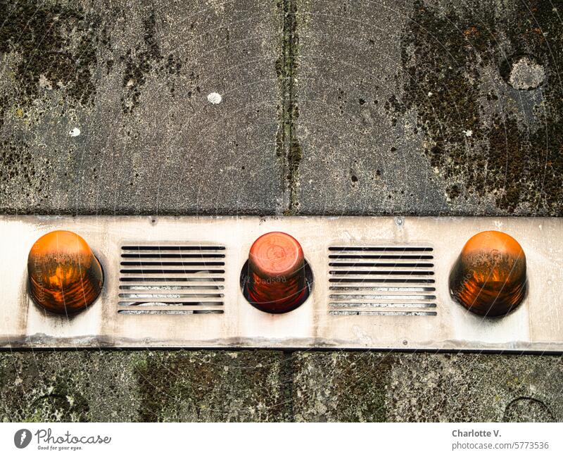 Falscher Alarm I Alarmleuchten an einer alten, vermoosten Betonwand Alarmlichter trashig Fassade beton architektur zerfressen schmutzig dreckig zersetzt orange