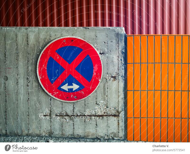 Halteverbotszeichen an Betonwand Betonmauer geflieste Wand absolutes Halteverbot Halteverbotsschild verkehrszeichen Zauberstab verrotten grau orange