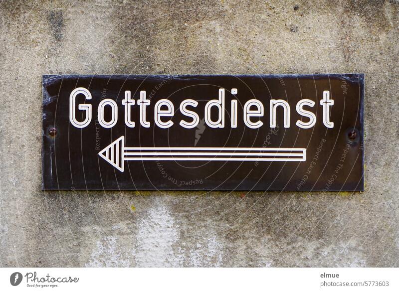 Schild an einer Wand mit - Gottesdienst - und einem Pfeil Andacht beten Sonntagspredigt Kirche Religion & Glaube Gebet Christentum glauben christliche Werte