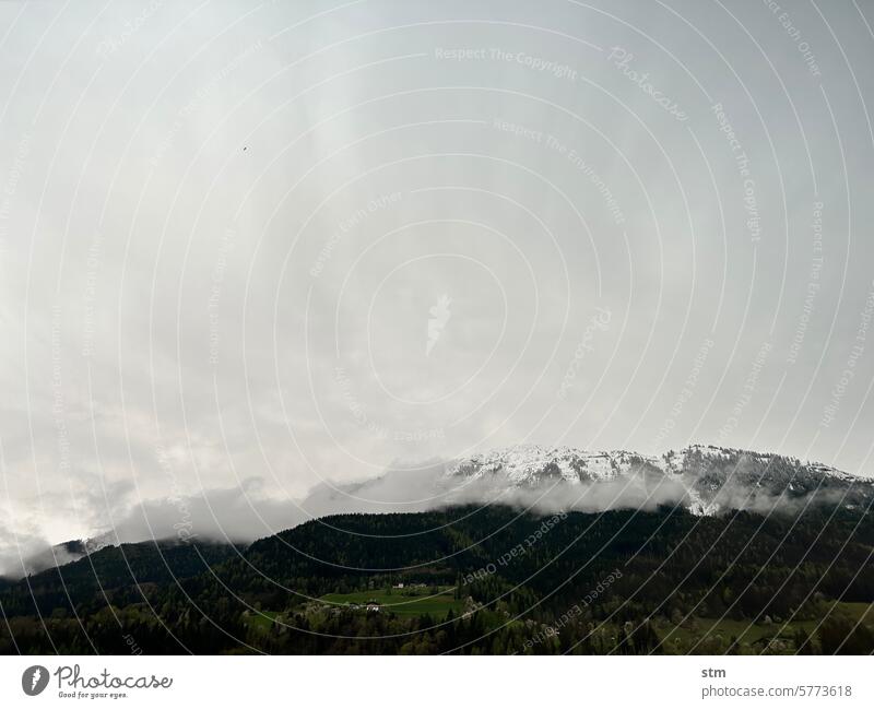 gebirgslandschaft Berge u. Gebirge Schnee Schneebedeckte Gipfel Wolken Frühling Tal Landschaft Natur Außenaufnahme Alpen kalt Farbfoto schlechtes Wetter Regen