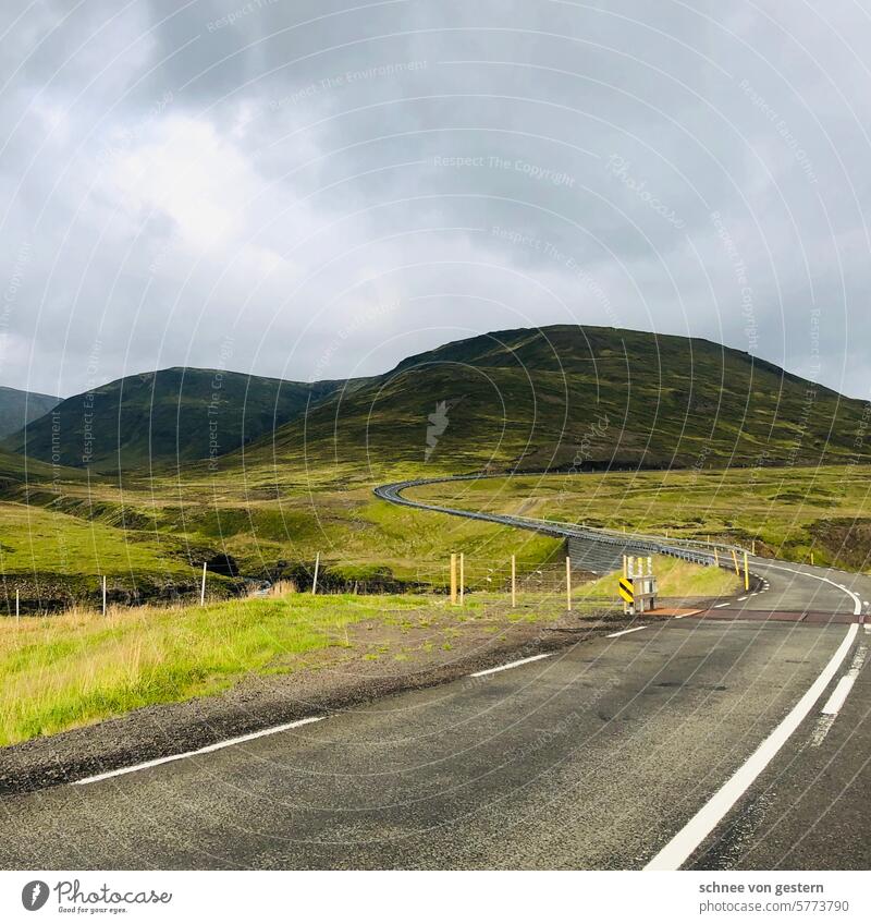 Grüne Landschaften Island Straße grün Ferien & Urlaub & Reisen Farbfoto Wolken Menschenleer Außenaufnahme Umwelt Ferne Himmel blau Berge u. Gebirge Freiheit