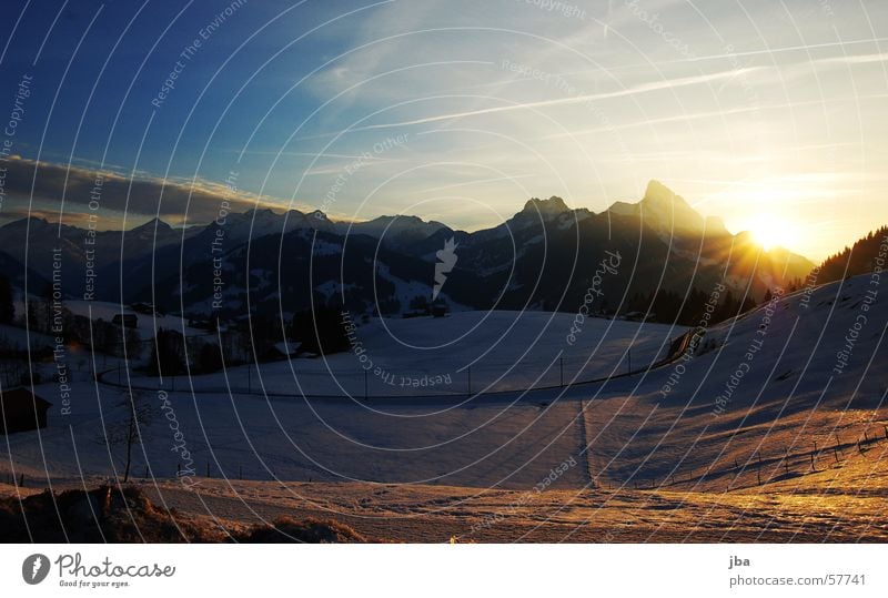 Saanenland, sweet Saanenland Gstaad Schönried Chalberhöni schön Sonnenuntergang weiß blau Verlauf Kondensstreifen Wolken Berg Gummfluh Eisenbahn Abenddämmerung