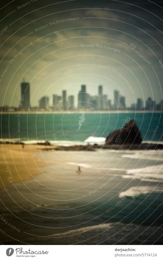 Der Große Felsen mit der Stadt im Hintergrund. Sandstrand ohne Ende und dunkel blaues Wasser vom Pacific und Sonne satt. Stadtansicht Panorama (Aussicht)