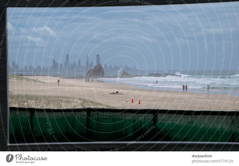 Die Stadt am Meer, mit Felsen und Rahmen. Meeresküste Himmel Meereslandschaft Küste Wasser Meeresufer Strand Küstenlinie Harmonie friedlich malerisch ruhig