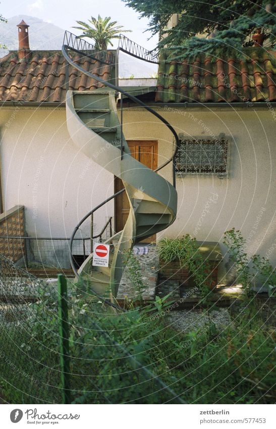 Wendeltreppe Haus Fassade Häusliches Leben Wohnhaus Treppe außentreppe Wand Dach Spirale aufgehen aufsteigen Abstieg Niveau Garten Vorgarten Fenster Italien