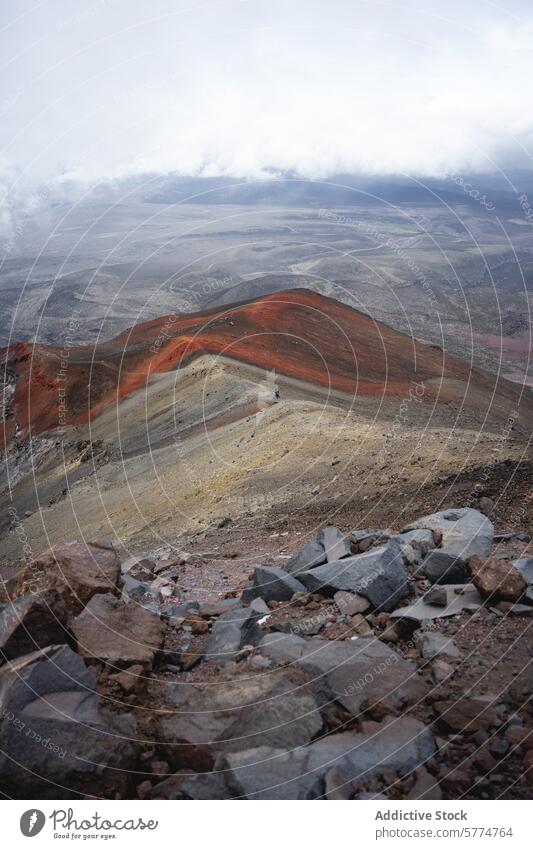 Die atemberaubende Landschaft des Vulkans Chimborazo mit seinen vielfarbigen Bergkämmen unter einem wolkenverhangenen Himmel, mit einem einsamen Wanderer als Maßstab in der weiten Wildnis