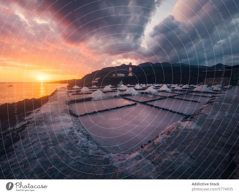 Sonnenuntergang über den Salzwiesen und dem Leuchtturm von La Palma Salzwüste Spanien Natur Schönheit Landschaft malerisch reisen Tourismus Insel Europäer