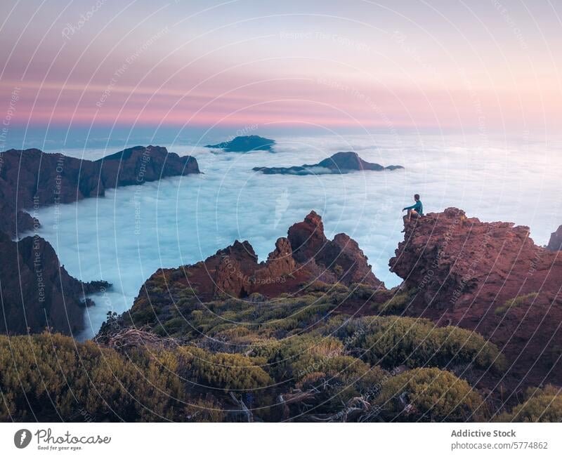 Gelassene Wolkenlandschaft auf der Insel La Palma mit einem einsamen Beobachter Spanien Sonnenuntergang felsig Gipfel Gelassenheit Natur reisen im Freien